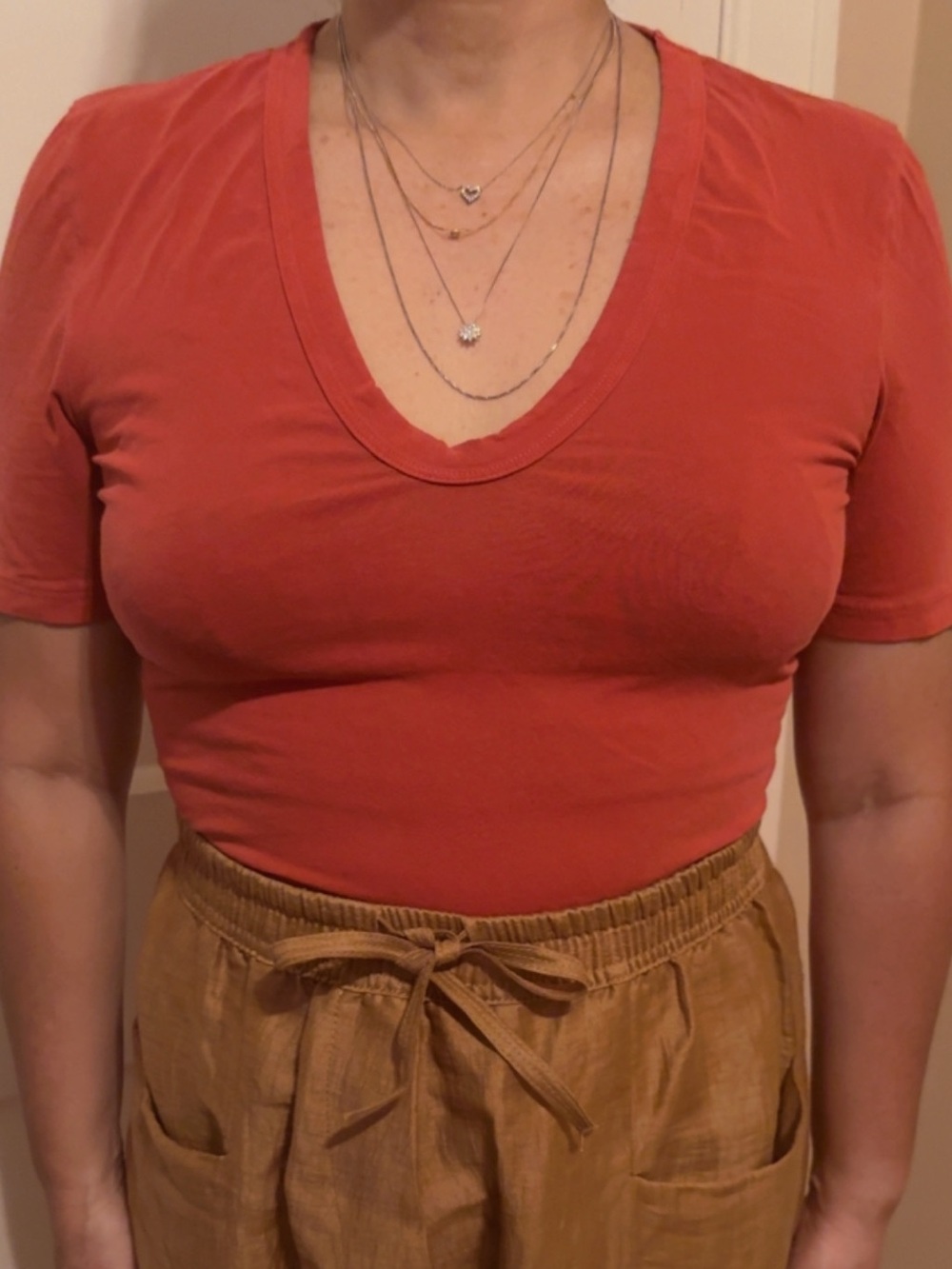 JAMES PERSE - Women's Short Sleeve V-Neck Tee in Rust color ❤️